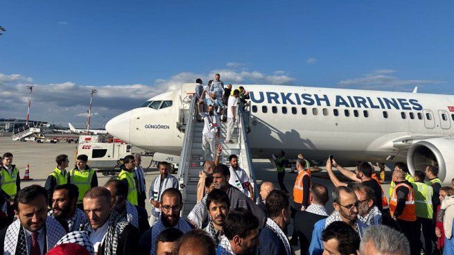 Momento del regreso de los 137 activistas de Turquía a su país.