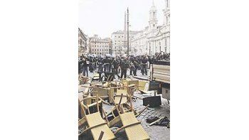 Este era ayer el escenario en la romana Piazza Navona, después de que jóvenes de izquierda y de extrema derecha chocaran en medio de las protestas por la reforma educativa de Silvio Berlusconi.