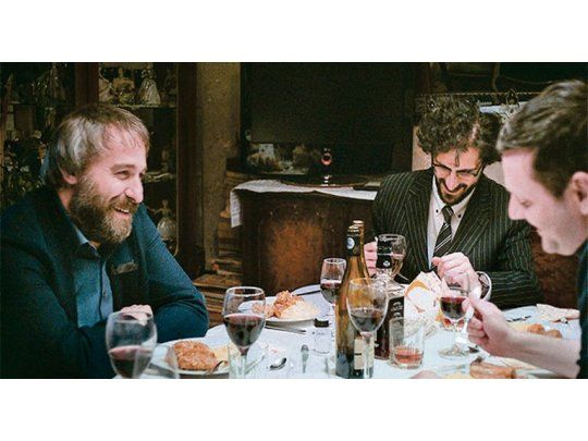 Para cinéfilos. El film está confeccionado en largos planos secuencia cuidadosamente hilvanados.