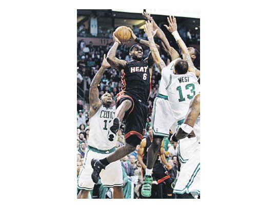 LeBron James, rodeado por Glen Davis, Jeff Green, Delonte West y Jermaine O’Neal.