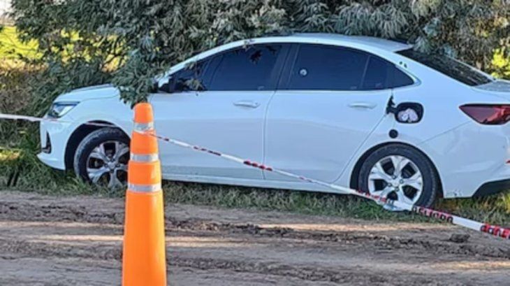 Según la principal hipótesis, el hombre habría disparado desde afuera a la mujer, luego ingresado al vehículo y quitado su propia vida.