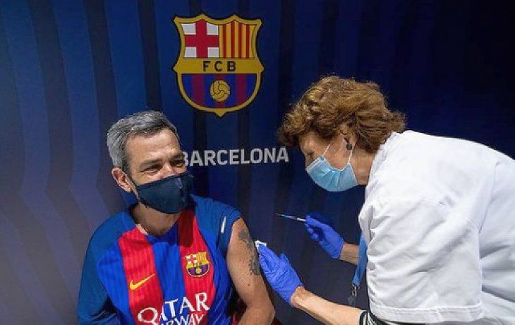 Trabajadores esenciales y personas entre 50 y 59 años reciben la vacuna Pfizer a manos del personal sanitario del Hospital Clinic en el centro de vacunación masiva desplegado dentro del Camp Nou, estadio del Fútbol Club Barcelona.