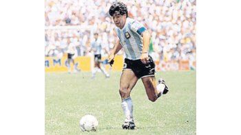 ámbito.com | Diego Armando Maradona lució con mucho orgullo la cinta de capitán en los tres mundiales que jugó. Lo sucedió a Daniel Passarella por decisión de Bilardo y fue un acierto porque lo potenció.