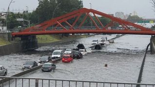 Las lluvias generaron inundaciones en la avenida General Paz.&nbsp;
