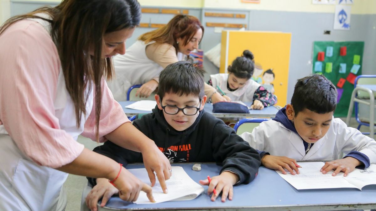 How much does a teacher win in Argentina?