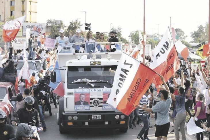 cierre. Zamora puso fin el miércoles a la campaña con la denominada “Caravana del Triunfo” en la capital provincial y La Banda.