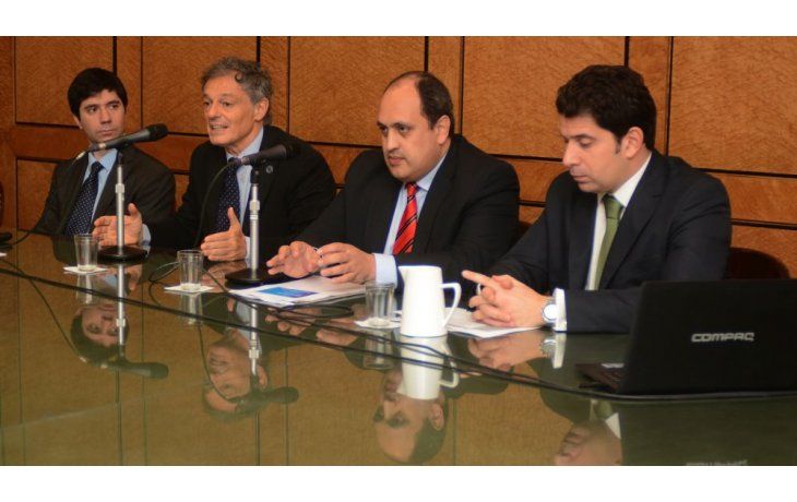 El ministro de Producción de la Nación, Francisco Cabrera, anuncia la emisión del BICE.