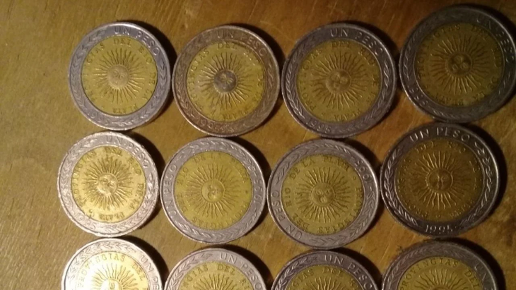 1 Argentine peso coins. 1 Argentine peso coins.