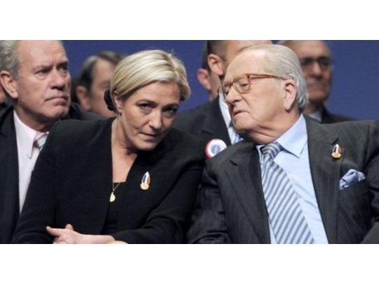 Marine Le Pen junto a su padre, fundador del partido ultraderechista Frente Nacional, Jean Marie Le Pen