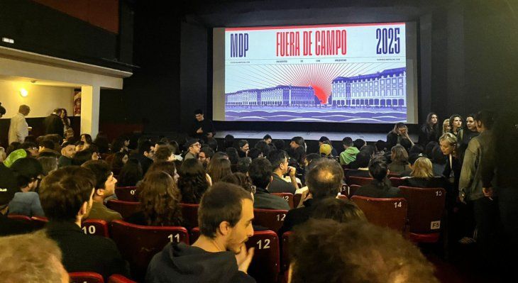 Un lunes por la noche en Fuera de Campo con una función agotada. Un lunes por la noche en Fuera de Campo con una función agotada.