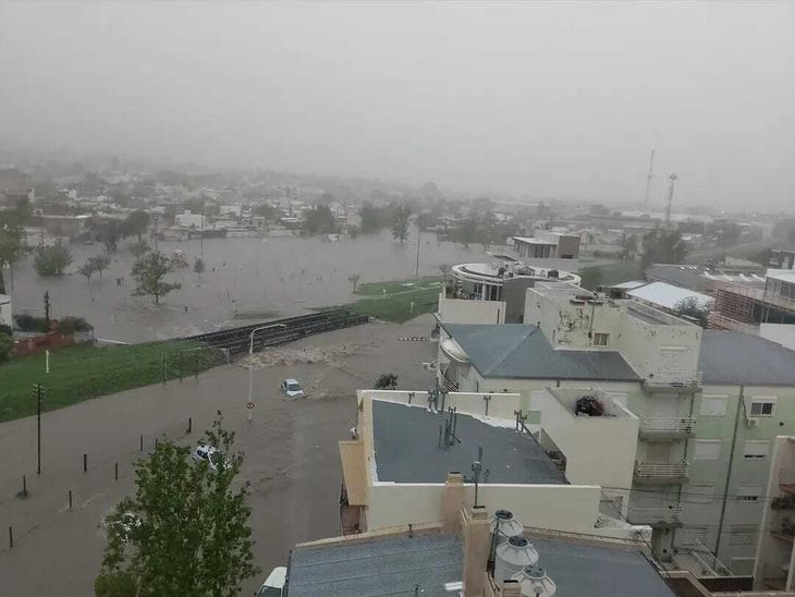 El trágico temporal en Bahía Blanca provocó seis muertes.