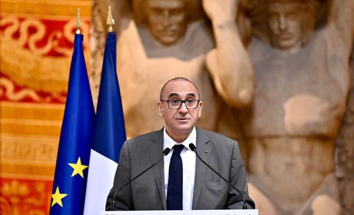 El ministro del Interior francés presentó su renuncia tras reconocer fallas en la respuesta policial a los disturbios, pero Macron decidió mantenerlo en el cargo.