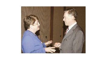 Anne Krueger y Horst Köhler en el lanzamiento de la asamblea anual del Fondo Monetario y el Banco Mundial en Dubai.