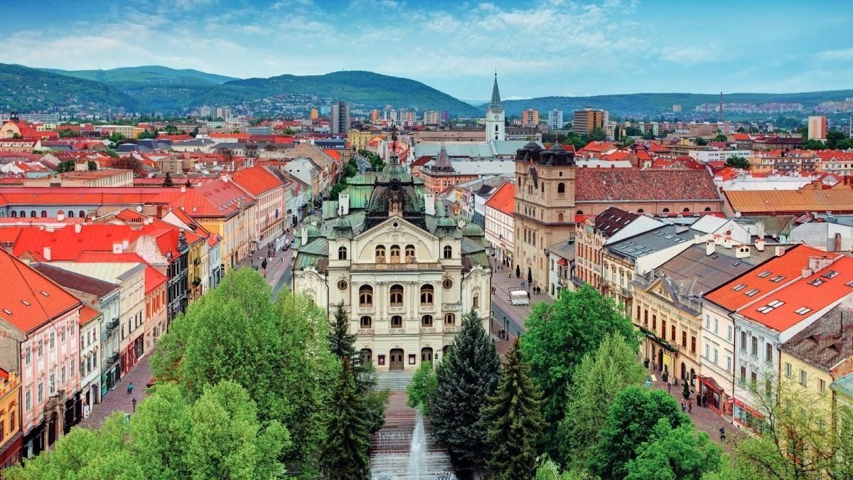 What are the main websites for finding work and emigrating to Slovakia?
