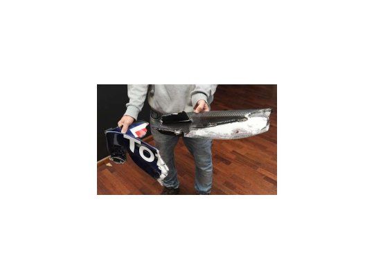 Alerón. El anónimo español muestra las fotos con parte del Red Bull de Mark Webber luego del accidente en Monza.