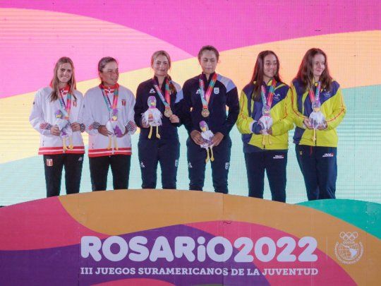 Las tenistas argentinas lucen la medalla de oro en el podio de Rosario 2022.