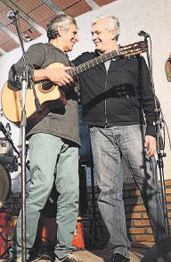 Festejos sanmartinianos: Julián Domínguez, invitado a subir al escenario por Peteco Carabajal, compartió junto a él folklorismos en La Peña del Abuelo, en Santiago del Estero.