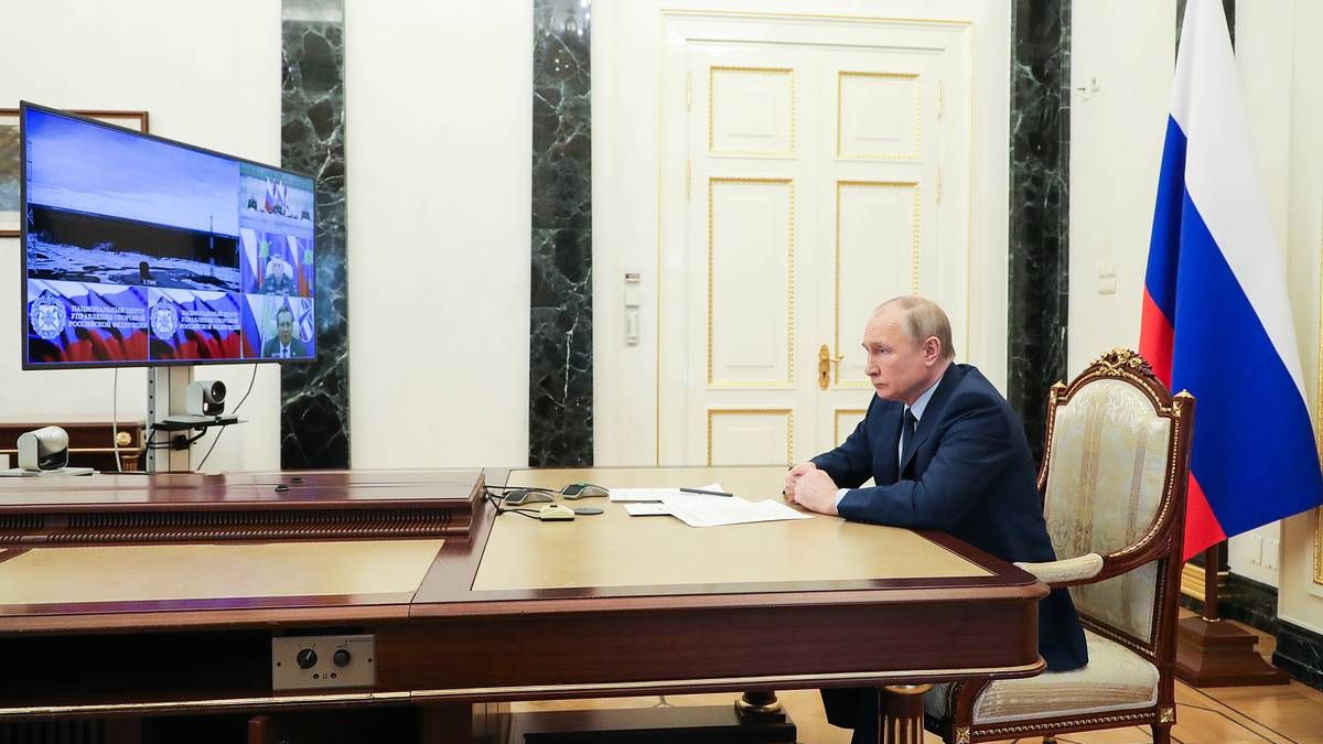 Putin blames Ukraine for blocking Mariupol surrender