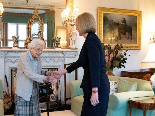 El saludo entre la reina Isabel II y Liz Truss.
