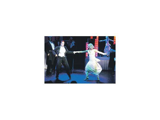Valeria Lynch(en plenodominio de suscondicionesvocales) yKarina K (lomejor del elencojunto a RaúlLavié), en unaescena de«VictorVictoria»,atractiva versiónque encuentrasu punto másdébil en laerrática puestade GustavoZajac.