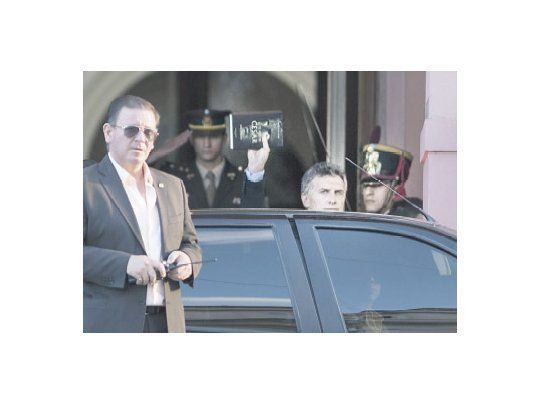 Mauricio Macri se retira ayer de la Casa Rosada. En los últimos días lo acompaña un ejemplar de “El hijo de César”, de John Williams. Por la mañana había vuelto al conurbano junto a María Eugenia Vidal.