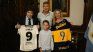 Ambos posaron con camisetas, junto al hijo del DT y la secretaria general Karina Milei.