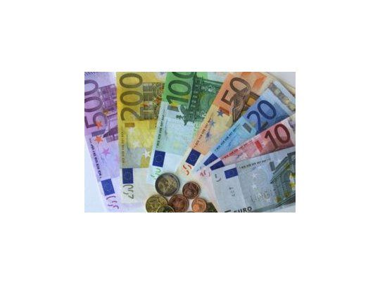 Euro en mínimos en 12 años, arrastrado por la política del BCE