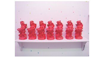 «Las Robertas», serie de esculturitas idénticas que sostienen en sus brazos fuentes cargadas con brillantes burbujas de cristal.