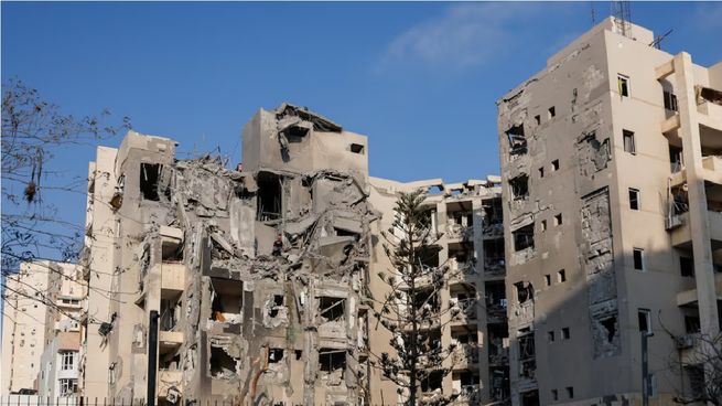 Personal de emergencia trabaja en un edificio en Beer Sheva, alcanzado por misiles de Irán.