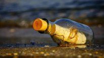 Un hombre encontró una botella en el mar con un mensaje increíble