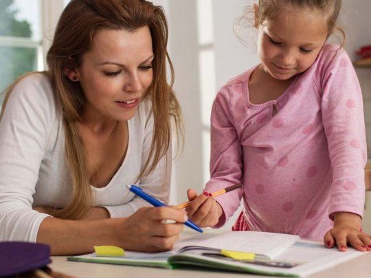 Ayudar a los hijos con la tarea escular puede ser un trabajo muy complicado.