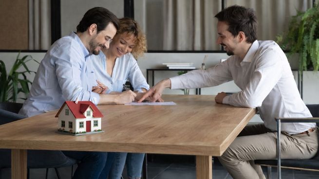 Una pareja avanza en la firma de su vivienda, en un contexto donde la protección legal del hogar y el asesoramiento notarial resultan claves para resguardar el patrimonio familiar