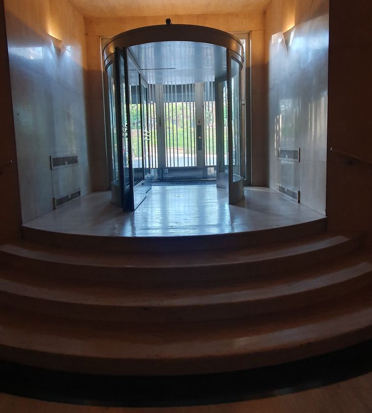 Puerta giratoria, similar a la de un hotel. No tiene portero eléctrico (Foto Gentileza: Mariela Blanco) Puerta giratoria, similar a la de un hotel. No tiene portero eléctrico (Foto Gentileza: Mariela Blanco)