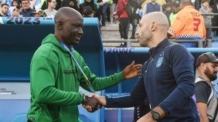 Adiós. Javier Mascherano saluda al entrenador nigeriano tras ser eliminado del Sub 20.