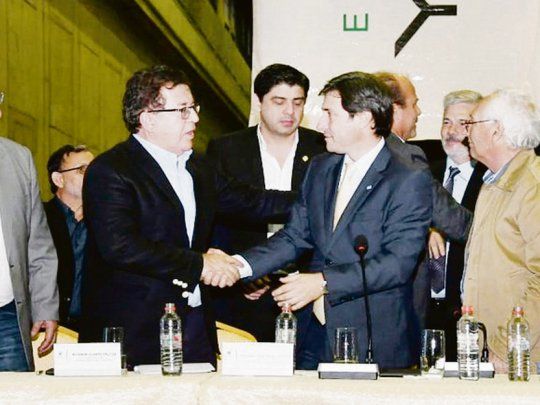 Etapa. Nicanor Duarte Frutos por Paraguay, y Martín Goerling por Argentina consignaron ayer el fin del proceso licitatorio.
