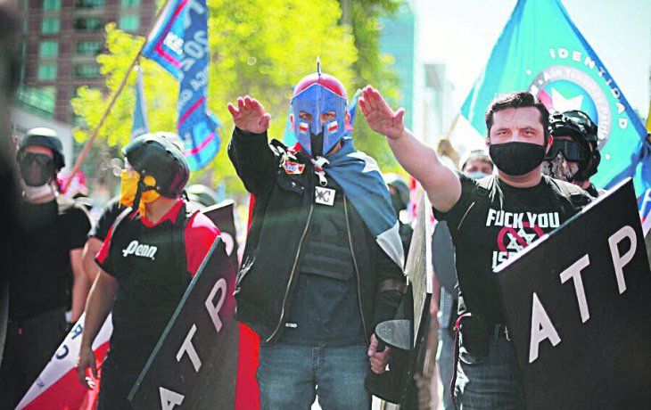 NEONAZIS. En una de las marchas por el rechazo a la reforma constitucional, se observaron manifestantes ataviados con remeras anti-israelíes, y banderas de apoyo al presidente de EE.UU., Donald Trump.