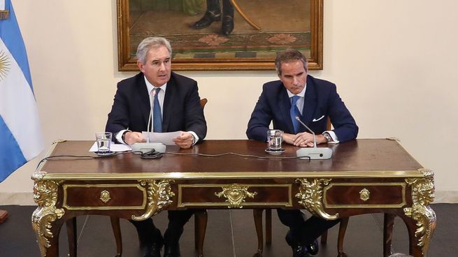 El canciller Pablo Quirno junto a Rafael Grossi en el acto que se llevó a cabo en el Palacio San Martín.&nbsp;