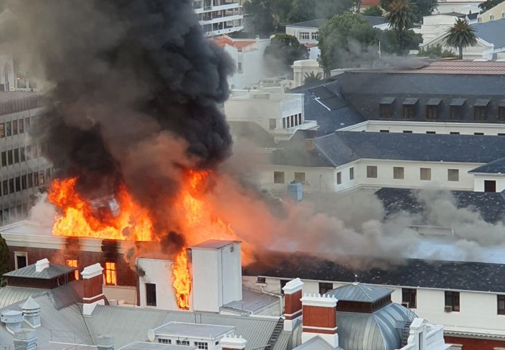 Durante varias horas los bomberos han combatido las llamas en el Parlamento de Sudáfrica.
