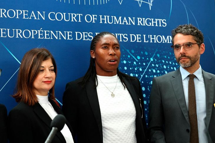 La sudafricana Caster Semenya, un caso emblemático porque acudió acudiera al Tribunal Europeo de Derechos Humanos, con sede en Estrasburgo. La mediofondista intersexual lleva años luchando contra la federación internacional de atletismo (IAAF), que no le permite competir por sus niveles altos de testosterona. La sudafricana Caster Semenya, un caso emblemático porque acudió acudiera al Tribunal Europeo de Derechos Humanos, con sede en Estrasburgo. La mediofondista intersexual lleva años luchando contra la federación internacional de atletismo (IAAF), que no le permite competir por sus niveles altos de testosterona.