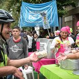 Oreganizaciones sociales realizaron una olla popular frente al domicilio de Manuel Adorni. Oreganizaciones sociales realizaron una olla popular frente al domicilio de Manuel Adorni.