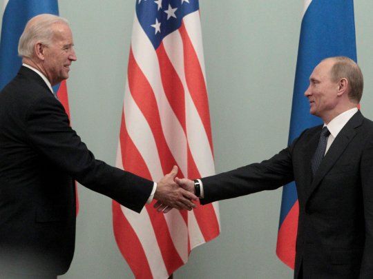 PASADO. Joe Biden y Vladímir Putin tuvieron un encuentro en la Casa Blanca cuando ocupaban los cargos de vicepresidente de EE.UU. y primer ministro ruso, respectivamente.&nbsp;