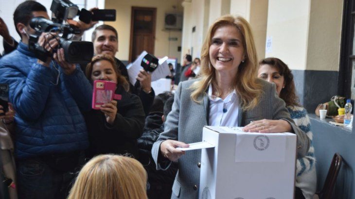Silvia Elías de Pérez al emitir su voto.