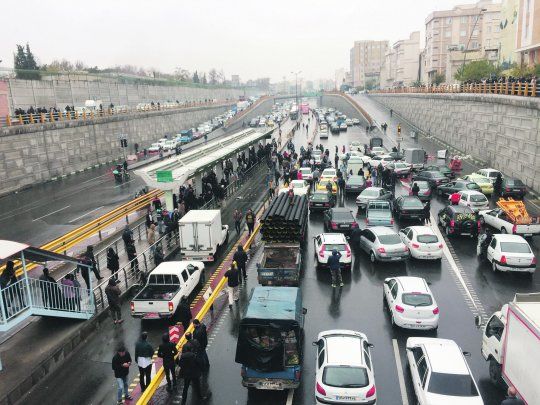 censura. El s&aacute;bado se cortaron calles en Teher&aacute;n en protesta por los aumentos de los combustibles. Desde entonces no hay im&aacute;genes de lo que ocurre debido al cerco informativo que impuso la Rep&uacute;blica Isl&aacute;mica.