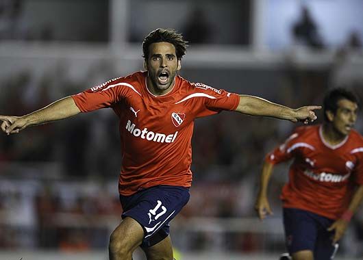 Con toda la furia. Leandro Gracián y Parra celebran la apertura del marcador. Independiente mejoró en el segundo tiempo y fue imparable para Peñarol.