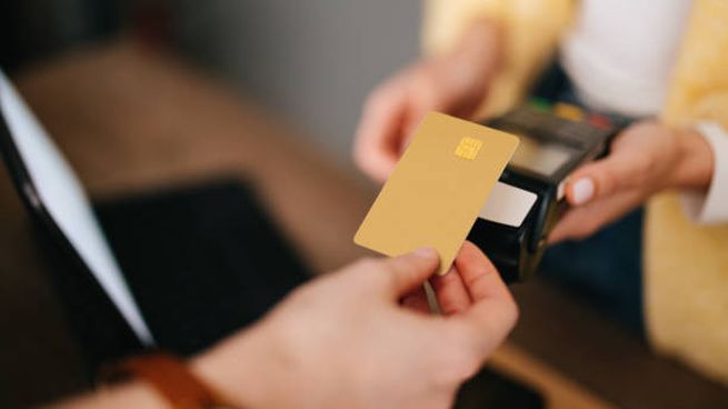 SAT advierte: pagar de más en tu tarjeta de crédito puede generar impuestos inesperados
