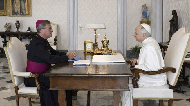 El papa León XIV y el arzobispo Jorge Ignacio García Cuerva durante el encuentro mantenido en el Vaticano, que fue difundido oficialmente este miércoles.