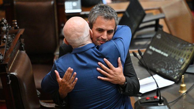 Abrazo de Martín Menem: después de más de 29 horas de debate, se aprobó la ley ómnibus.