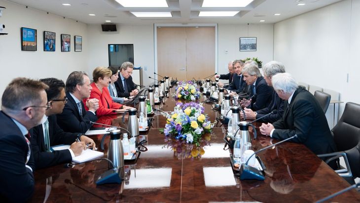 El equipo económico argentino junto a las autoridades del Fondo Monetario Internacional. El equipo económico argentino junto a las autoridades del Fondo Monetario Internacional.