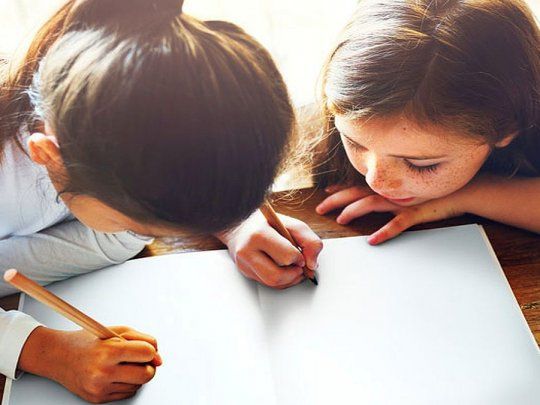 En familia se puede jugar con las ideas, con las palabras, con los gestos. No se requiere gran espacio físico, sólo emocional: adivinanzas, “veo veo”, “viene un barquito cargado con”, torneo de chistes malos, torneo de chistes buenos, “dígalo con mímica”, “adivina quién”, “tutti-frutti, “ahorcado”, cartas, y mil opciones más.
