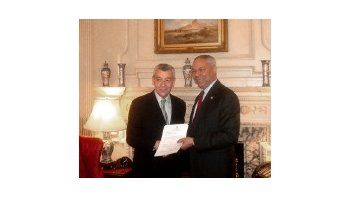 El secretario de Estado, Colin Powell, recibió ayer las cartas credenciales del embajador José Octavio Bordón.